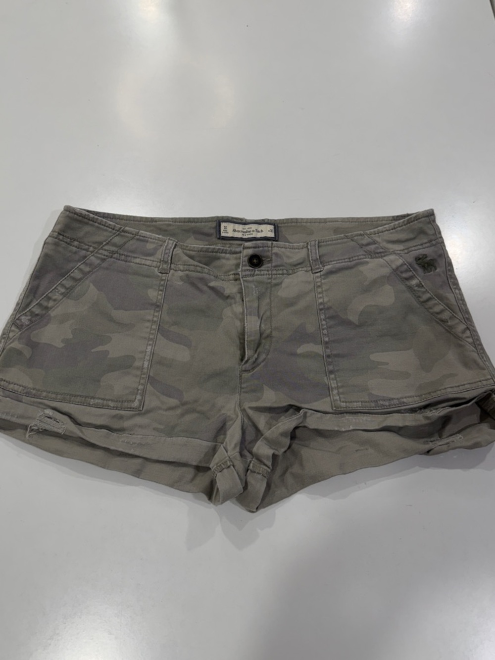 Abercrombie & Fitch Y2K Women’s Camouflage Utility Shorts - Olive Green, Size 10